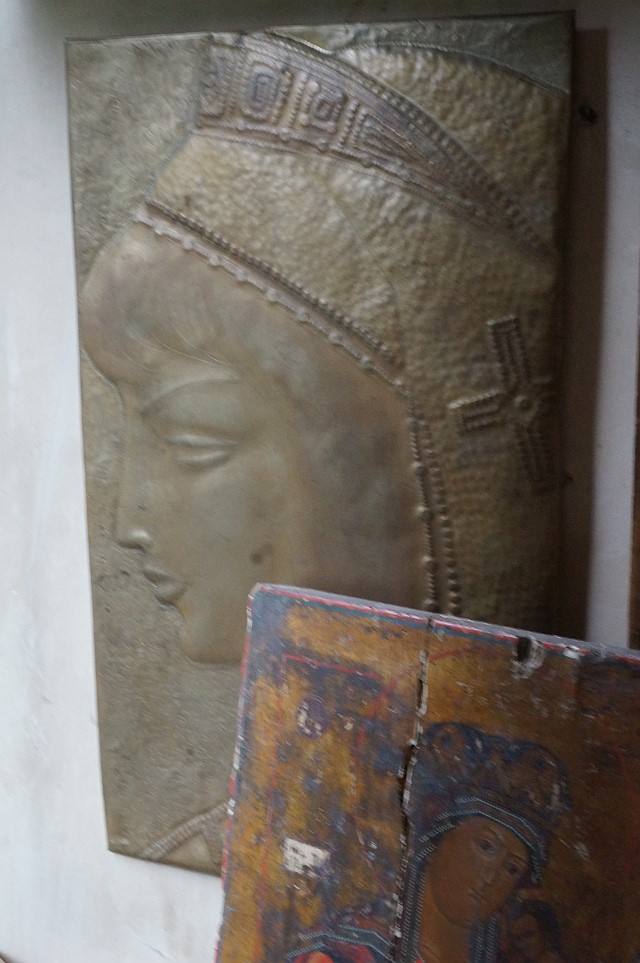 Figure 18. Chekanka (top left) and icon (bottom right) in Ochiauri House-Museum (Author photo).